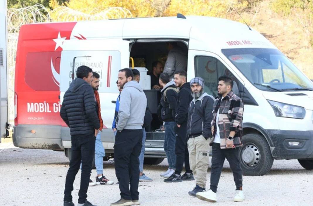 Suriyeliler ülkelerine dönmeye devam ediyor: Yayladağı Hudut Kapısı 11 yıl sonra yeniden açıldı 4